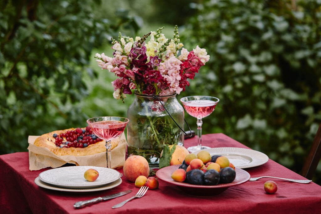I giardini di Simone - Bouquet di fiori dentro a una caraffa di vetro su un tavolo