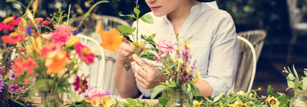 I Giardini di Simone - Una ragazza che crea decorazioni con i fiori