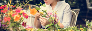 I Giardini di Simone - Una ragazza che crea decorazioni con i fiori